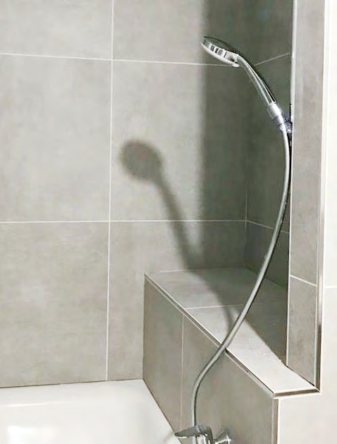 Eingebaute Sitzbank in der Dusche mit präziser Eckverlegung